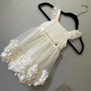 New white girls dress size 3T with flowers